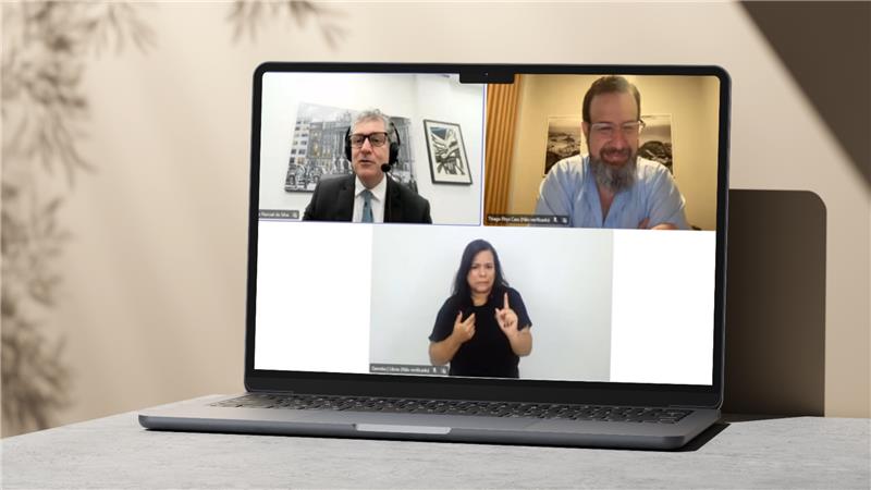 Foto mostra o assessor da ESMPSP, o palestrante e a intérprete de libras, na tela do computador, durante o evento on-line. Fim da descrição. 