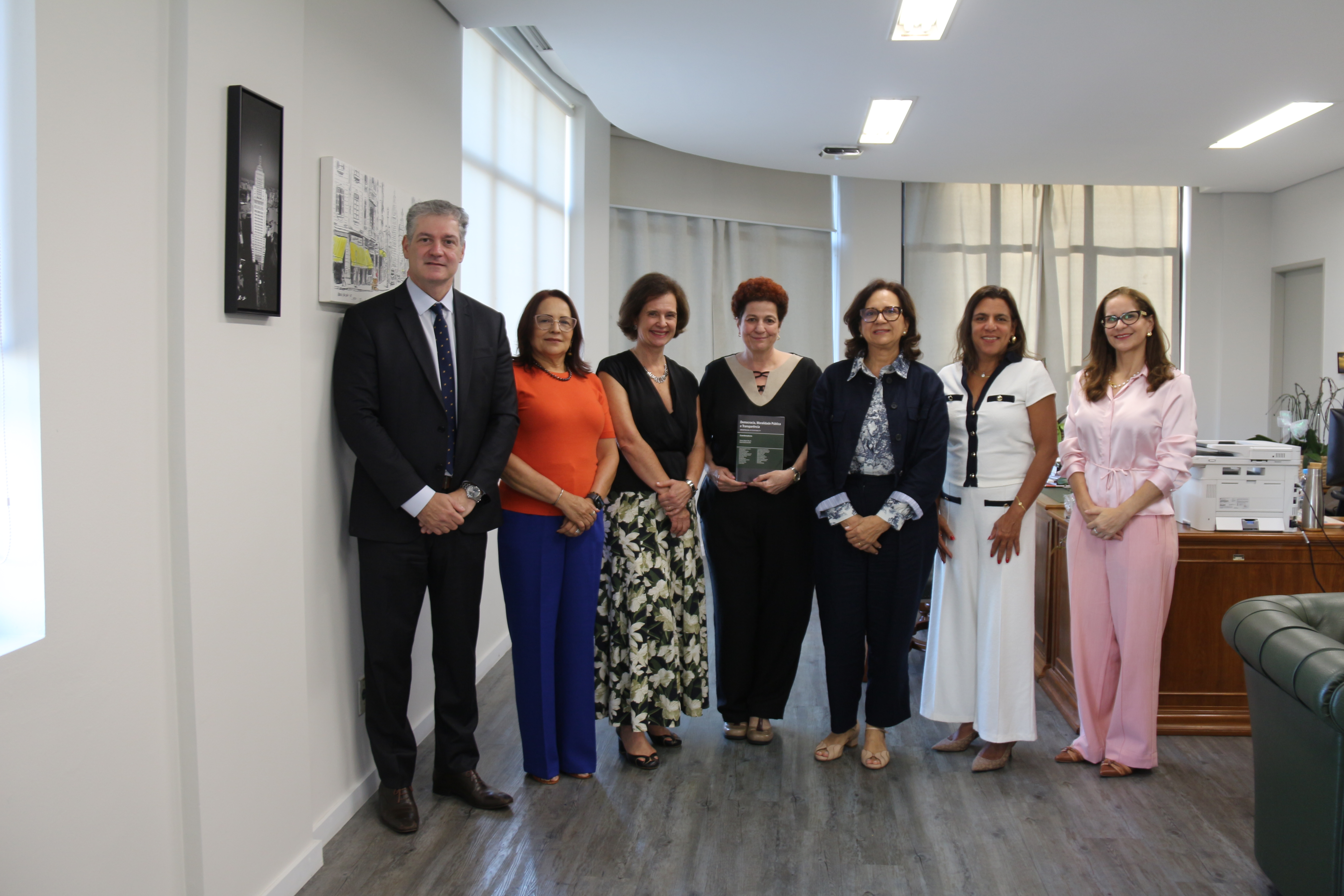 Foto mostra a diretora da ESMPSP ao lado do assessor da ESMPSP e da corregedora-geral do MPSP. Fim da descrição. 