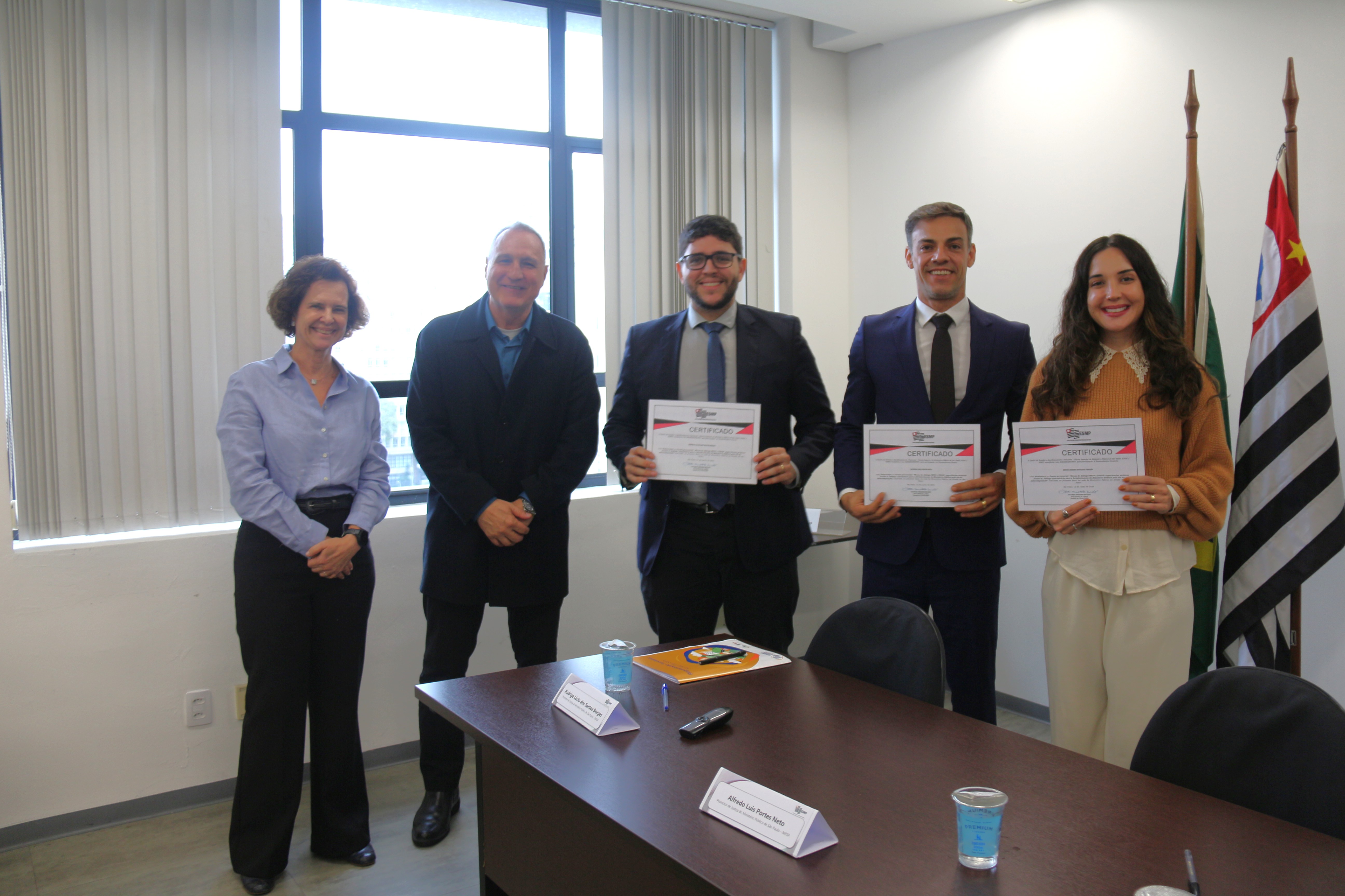 Foto mostra participantes durante o evento. Fim da descrição.