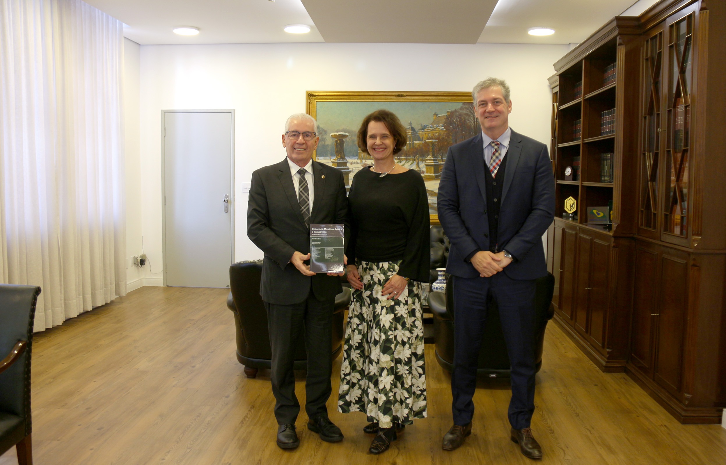 Foto mostra a diretora da ESMPSP ao lado do PGJ do MPSP e do assessor da ESMPSP. Fim da descrição. 