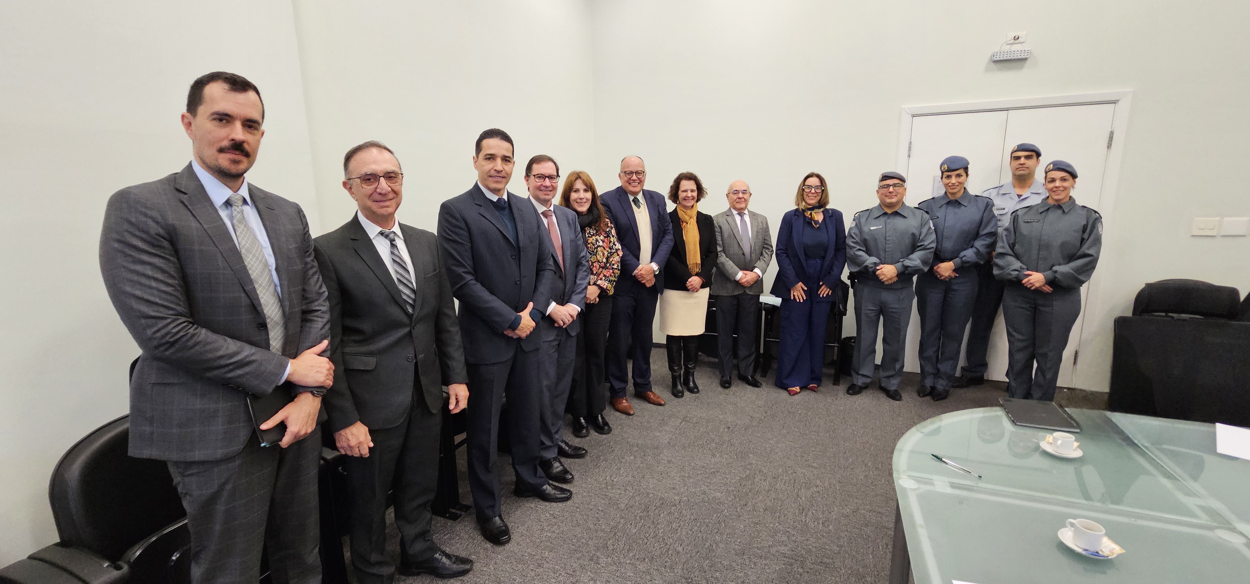 oto mostra a diretora da ESMPSP com demais participantes da reunião. Fim da descrição. 