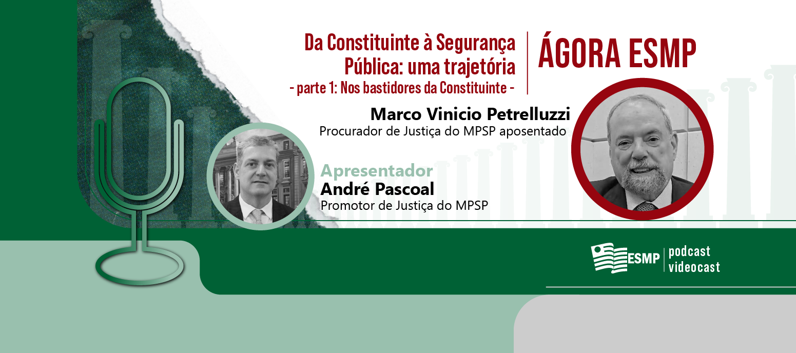 Foto com fundo em tons de verde e branco, com várias colunas gregas em verde bem clarinho, que tem a ilustração de um microfone e foto e nome do entrevistado. Ao lado, está o título do programa. Fim da descrição.    