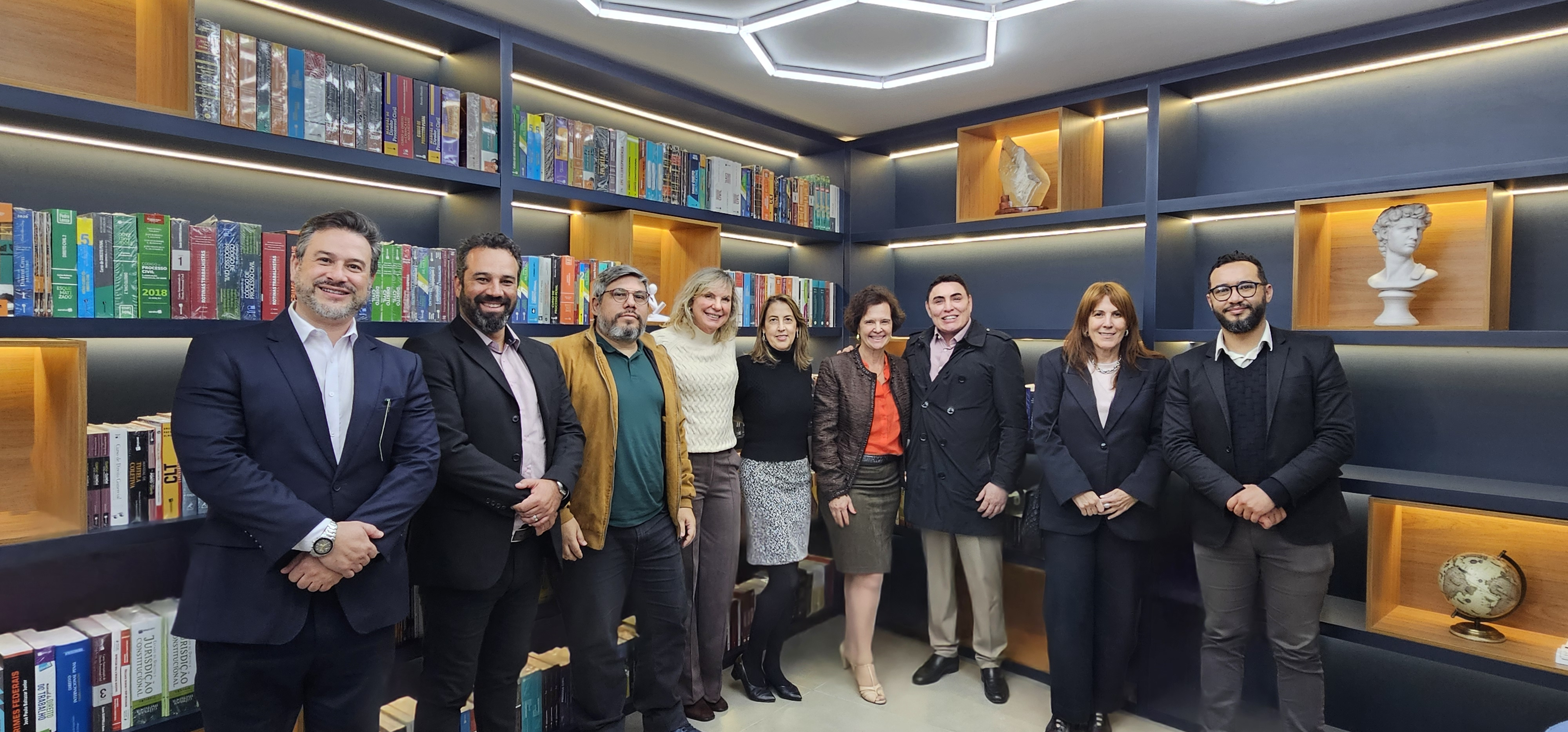 foto mostra diretora da ESMPSP com demais participantes da reunião. Fim da descrição.