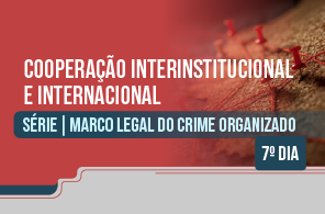 Imagem meramente ilustrativa, de formato quadricular, com fundo vermelho e rodapé cinza. No centro, está o título do evento e o título da série. Fim da descrição.