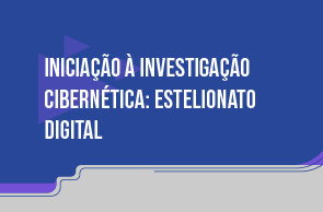 Imagem em formato quadrado, com fundo azul e rodapé cinza com borda roxa. No centro, há o título do evento. Fim da descrição. 